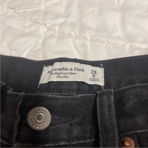 Abercrombie Mid Rise The Boyfriend Short in Distressed Black - Picture 6 of 7